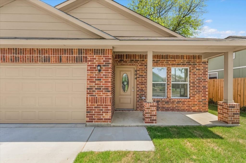 804 N Chandler Drive, Fort Worth, TX 76111 — photo 1