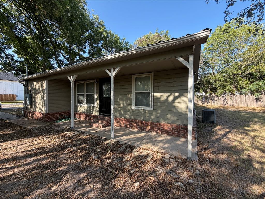 979 W Pecan Street, Stephenville, TX 76401 — photo 1