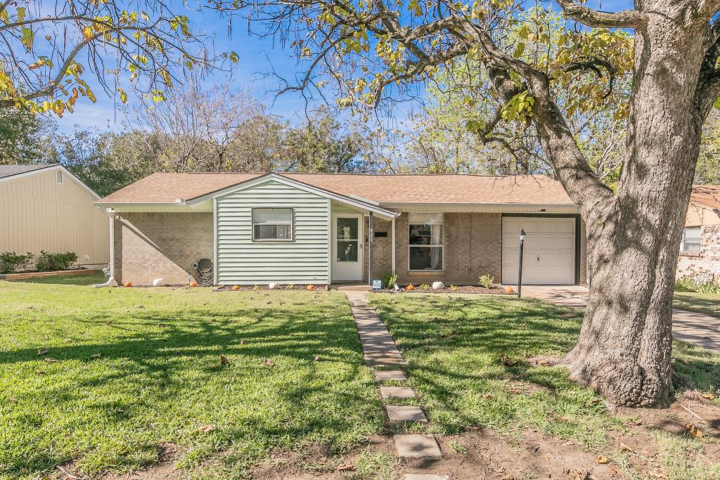820 SW Southridge Drive, Burleson, TX 76028 — photo 1