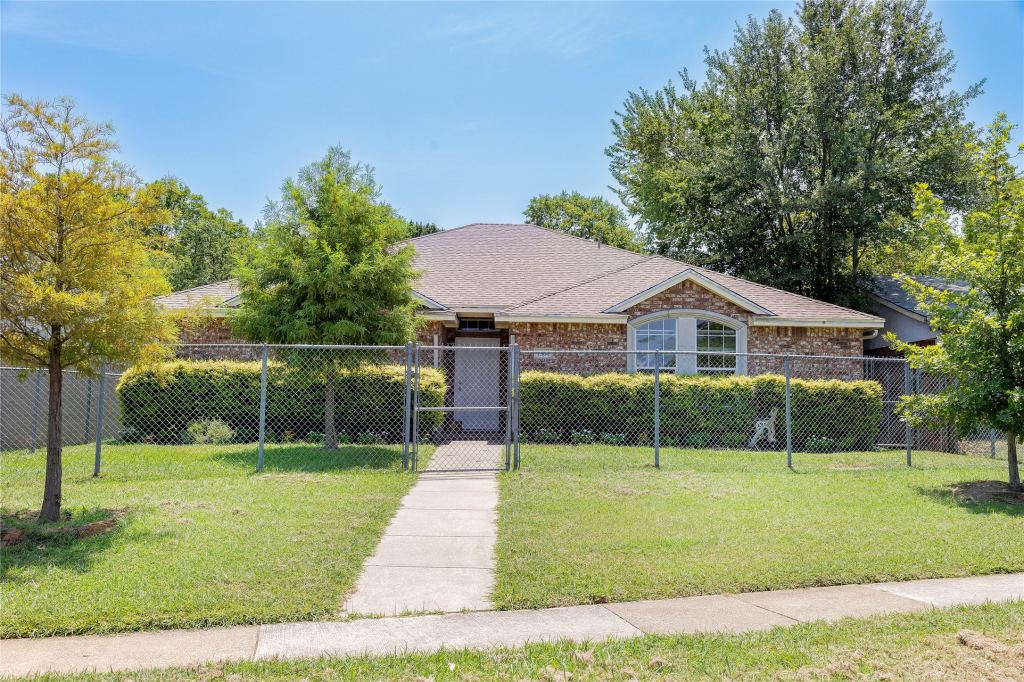 1304 W Mitchell Street, Arlington, TX 76013 — photo 1