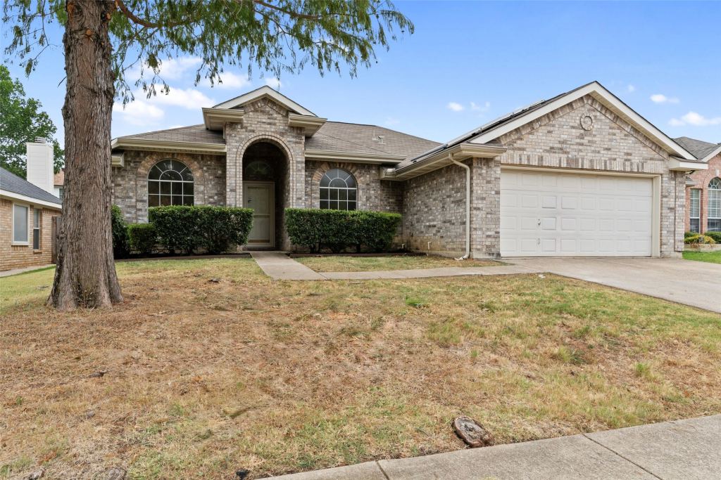 718 W Lonesome Dove Trail, Arlington, TX 76001 — photo 1