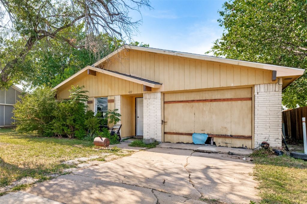 422 N Holiday Drive, Grand Prairie, TX 75052 — photo 1