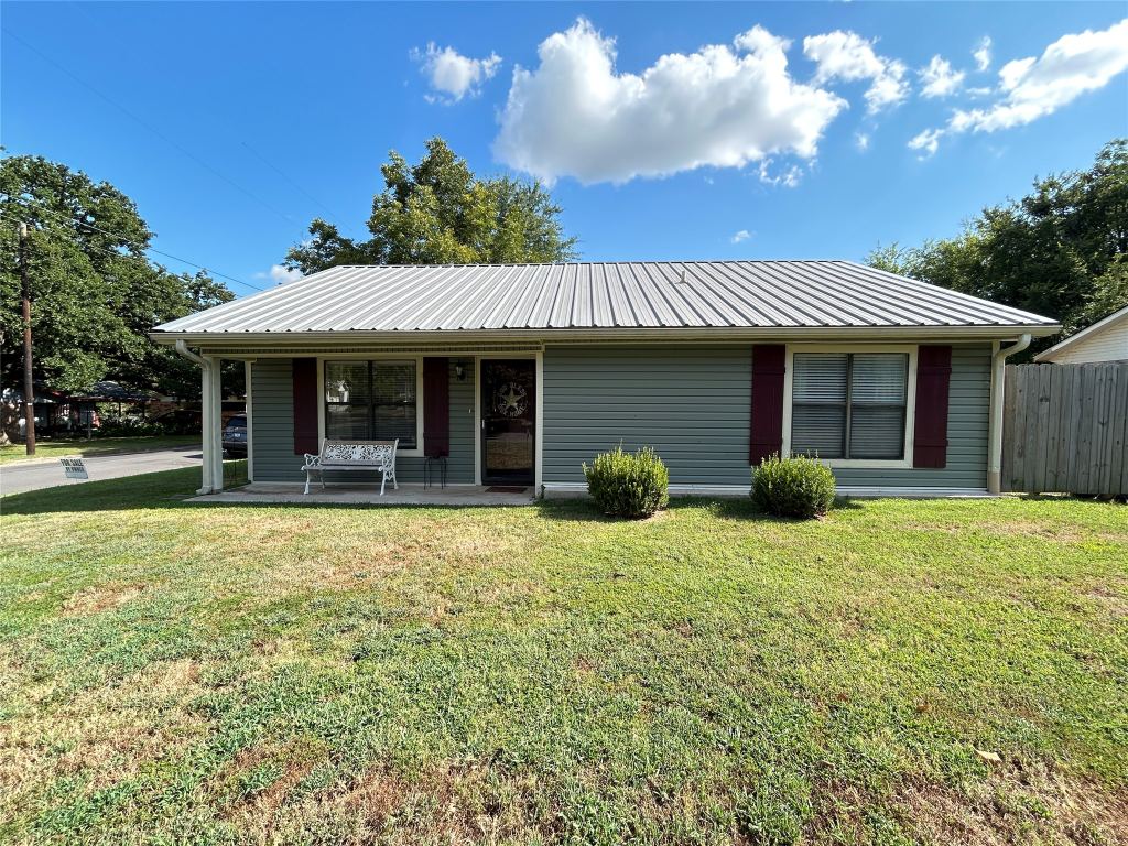 601 Locust Street S, Sulphur Springs, TX 75482 — photo 1