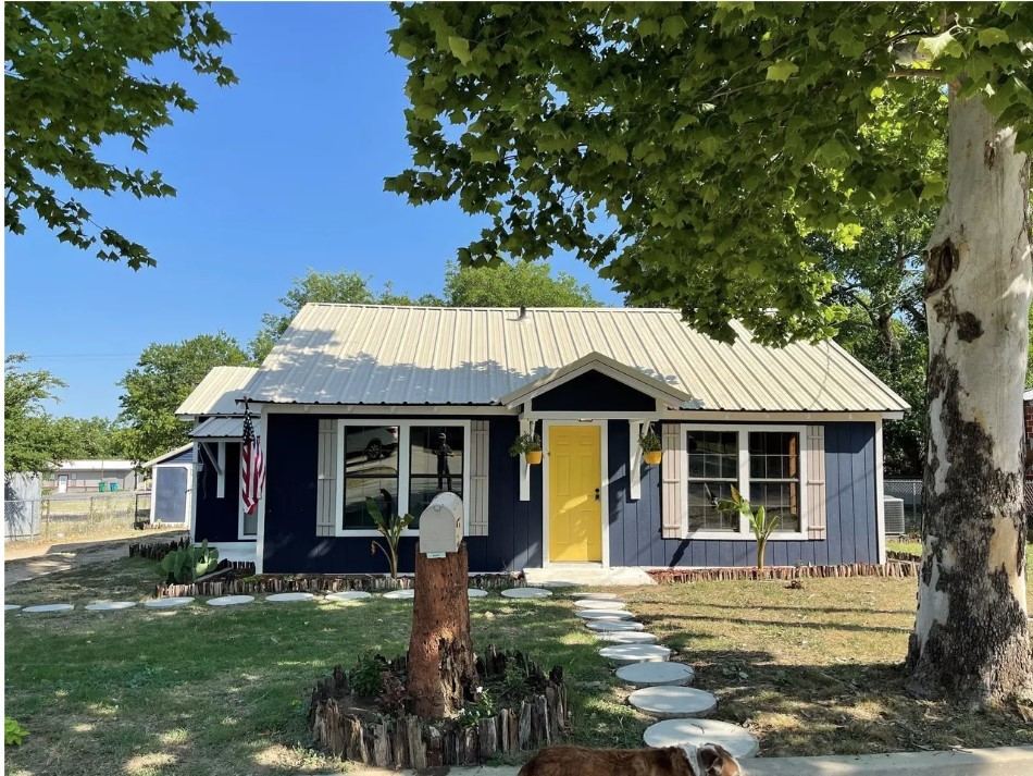 905 E HOOK, Stephenville, TX 76401 — photo 1