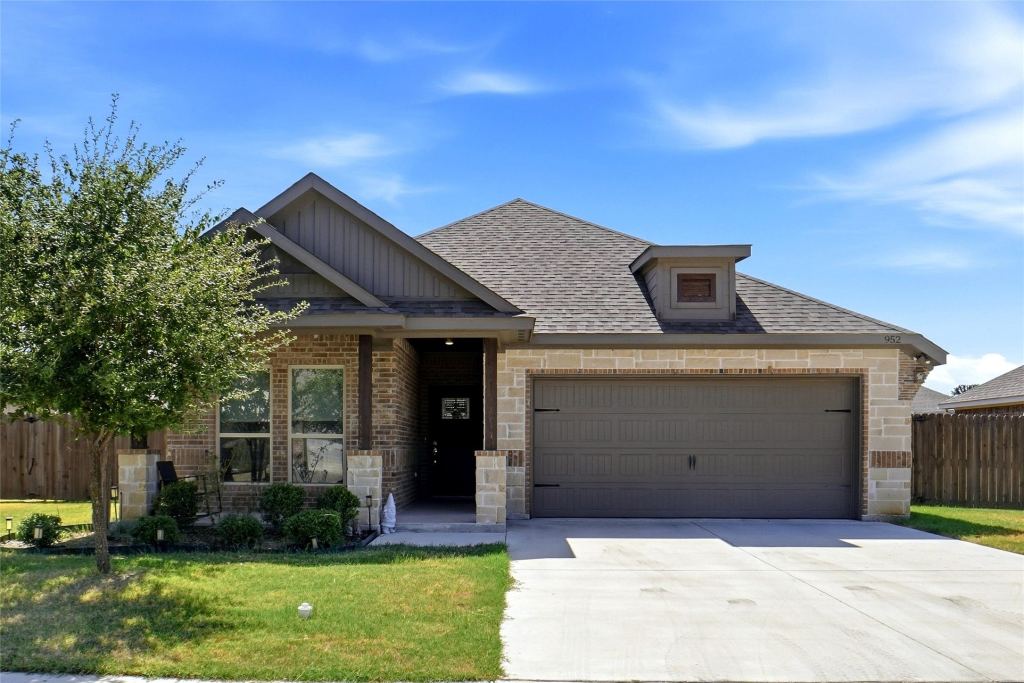 952 Sam Street, Springtown, TX 76082 — photo 1