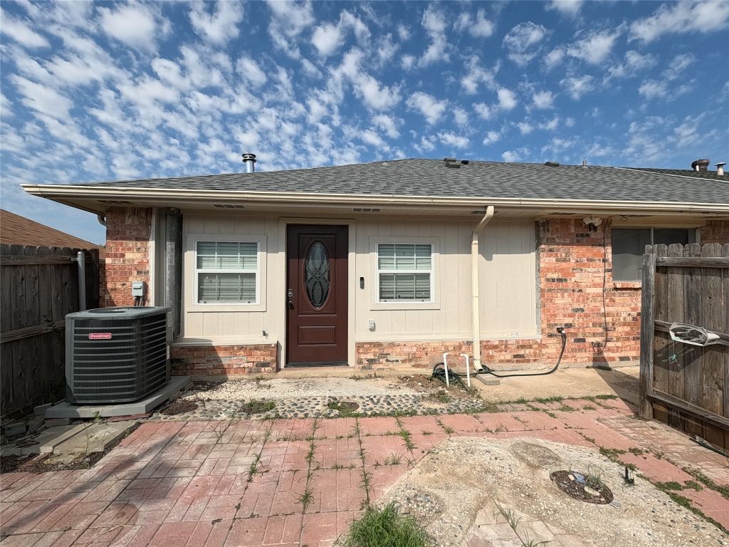 21 W Townhouse Lane 33, Grand Prairie, TX 75052 — photo 1