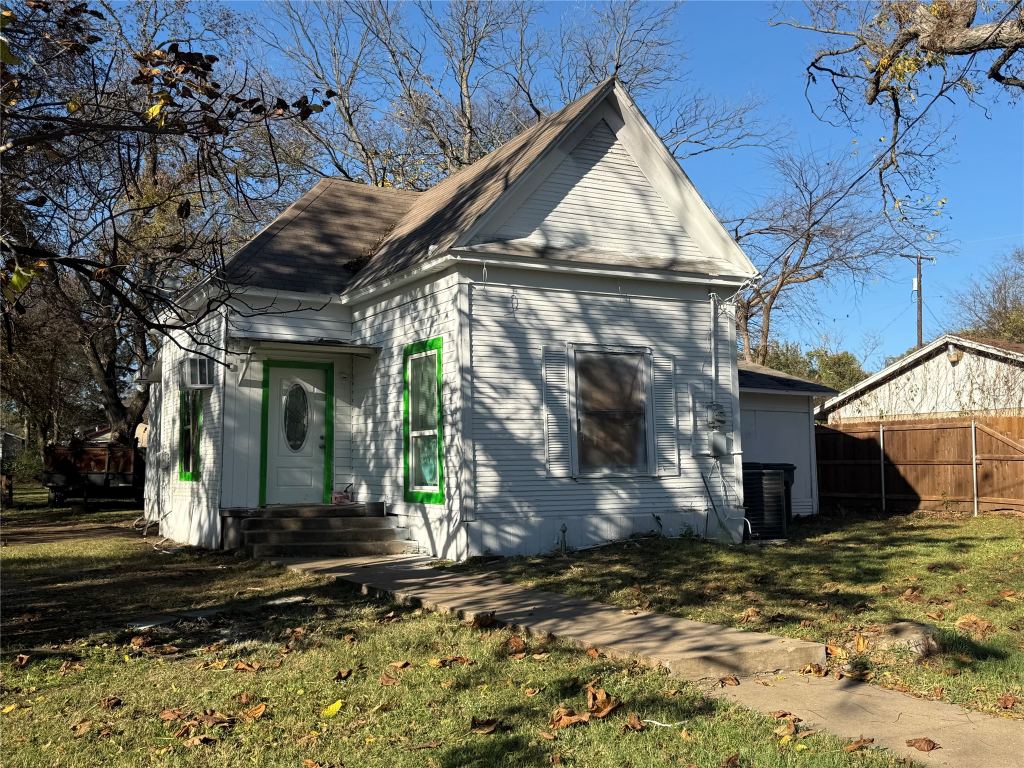 411 W Hester Street, Sherman, TX 75090 — photo 1