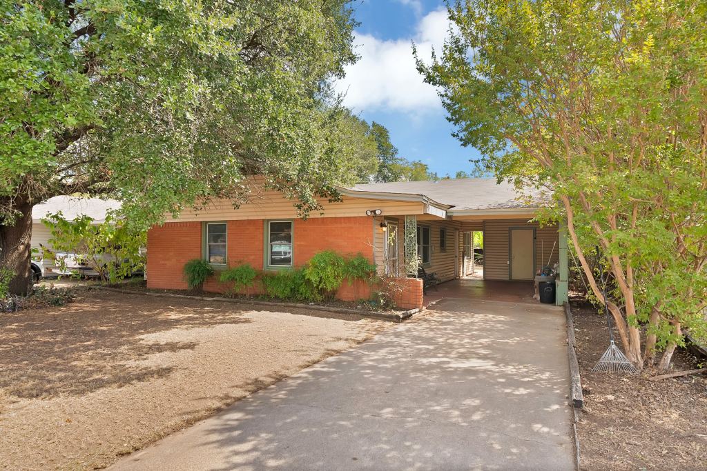 811 Phillips Street, Cleburne, TX 76033 — photo 1