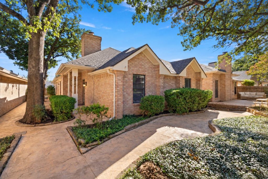 2108 Woodway Drive, Arlington, TX 76017 — photo 1