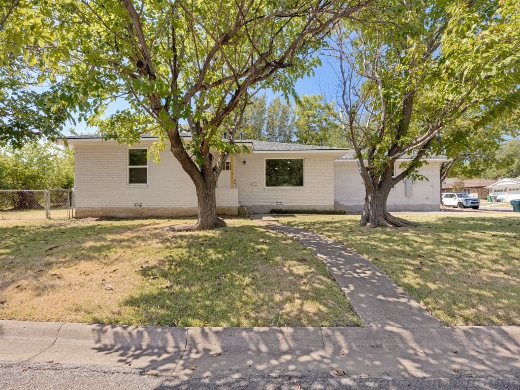 400 W Anita Street, Sherman, TX 75092 — photo 1