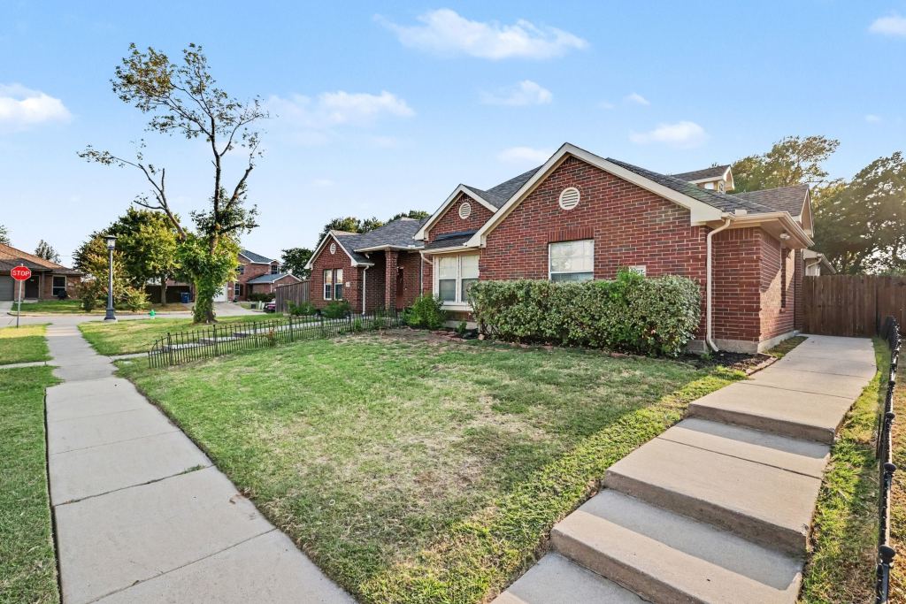 1637 Myrtle Drive, Little Elm, TX 75068 — photo 1