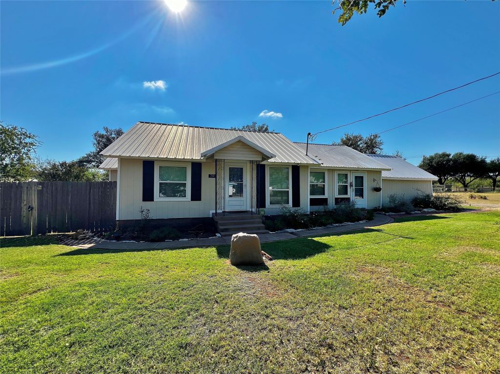 713 Spring Street, Granbury, TX 76048 — photo 1