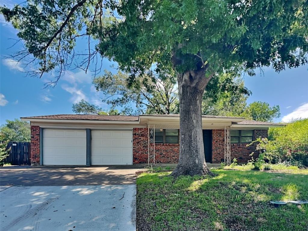 605 Thompson Drive, Saginaw, TX 76179 — photo 1