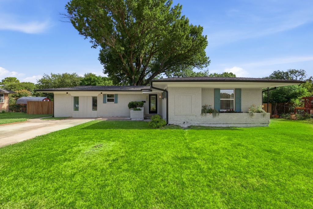 385 Crockett, Lewisville, TX 75057 — photo 1