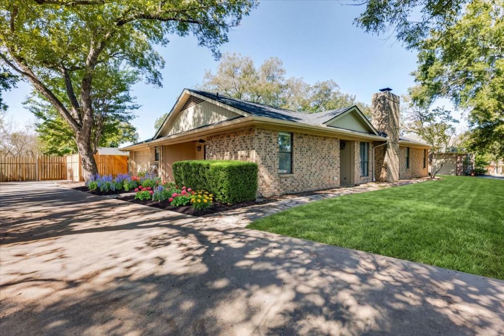 8105 Ravenswood Road, Granbury, TX 76049 — photo 1