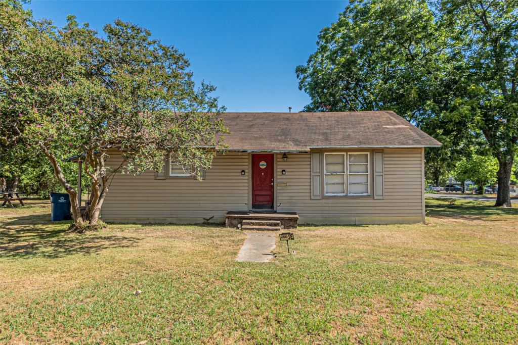 200 4th Street, Kerens, TX 75144 — photo 1