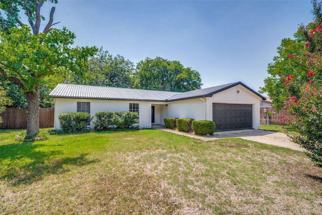 1907 Armstrong Street, Cleburne, TX 76033 — photo 1