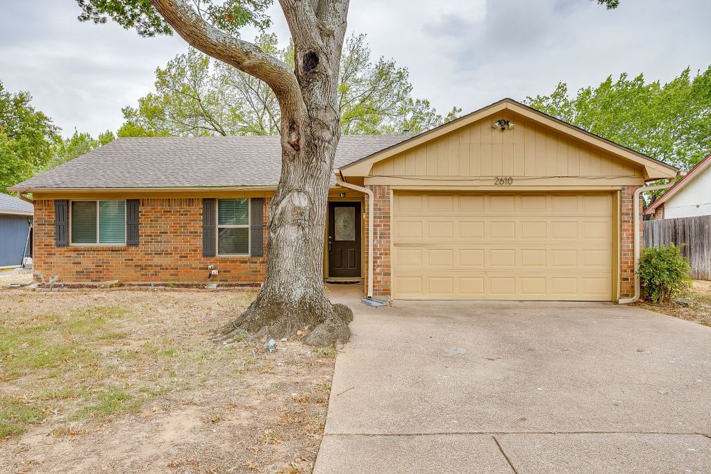 2610 N Casa Blanca Court, Arlington, TX 76015 — photo 1
