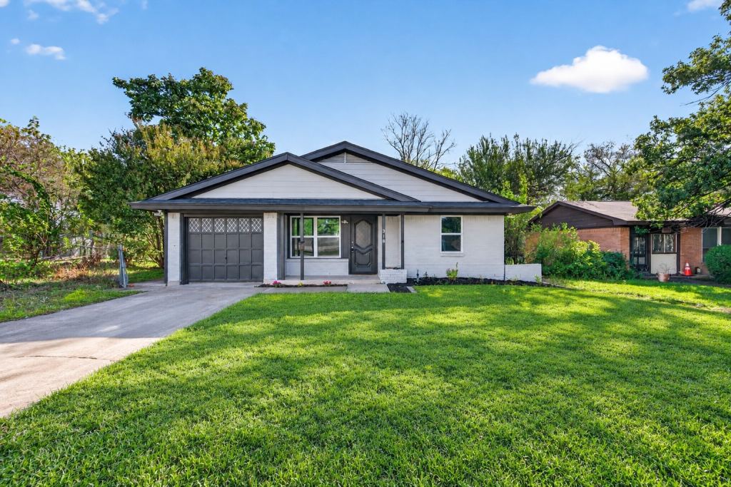 318 18th Street, Grand Prairie, TX 75051 — photo 1