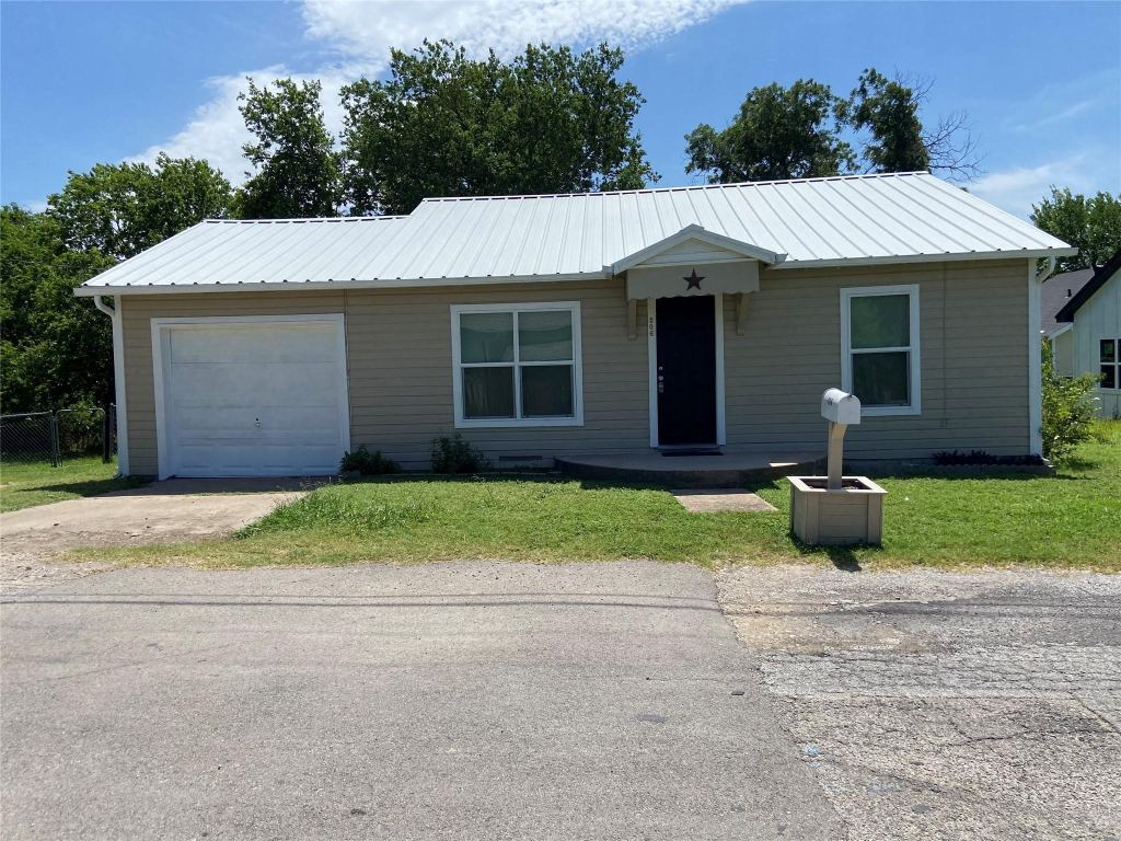 506 N Lamar Street, Weatherford, TX 76086 — photo 1