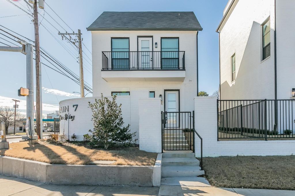 682 W Main Street, Arlington, TX 76013 — photo 1
