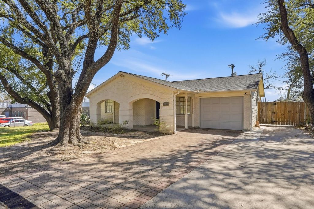 324 W Grubb Drive, Mesquite, TX 75149 — photo 1