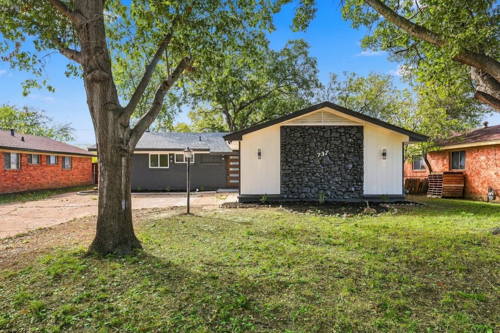 737 Blueberry Lane, Grand Prairie, TX 75052 — photo 1