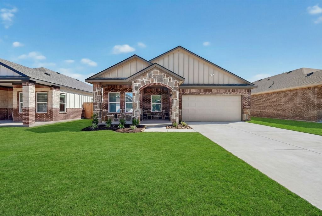 1221 S Rockwall Avenue, Terrell, TX 75160 — photo 1