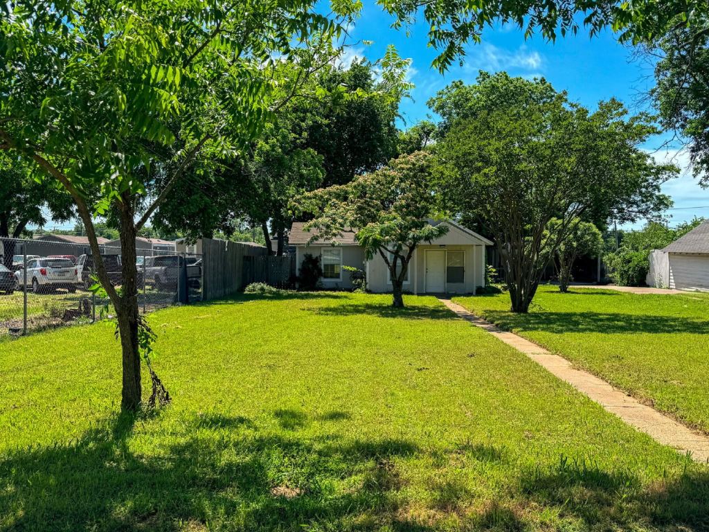 1705 N Robinson Street, Cleburne, TX 76031 — photo 1