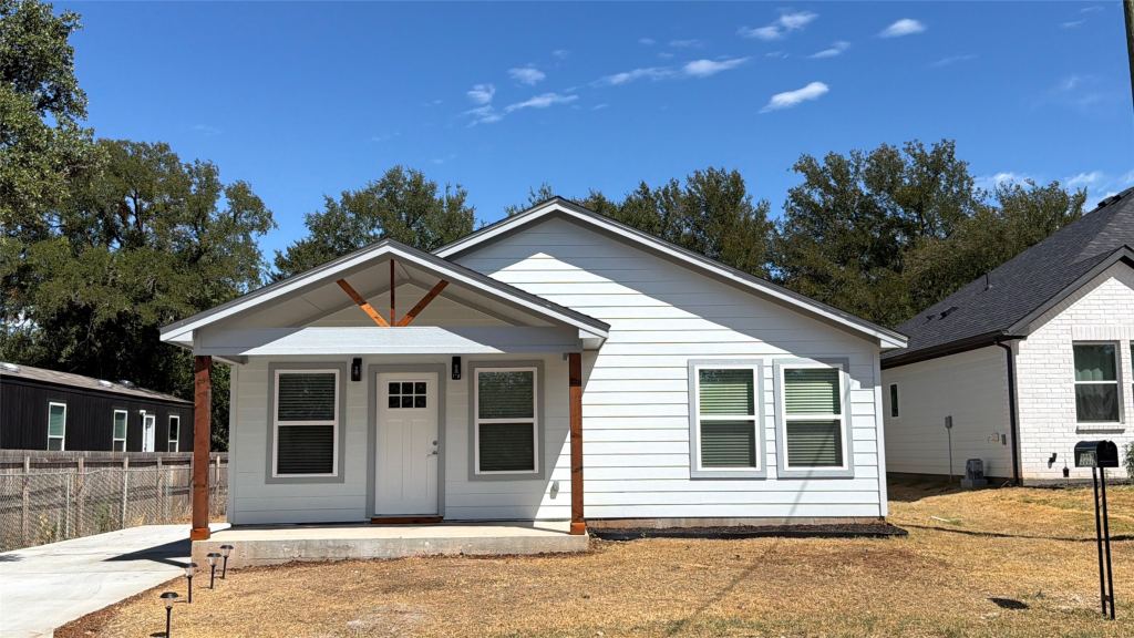 3007 Rockwood Drive, Granbury, TX 76048 — photo 1