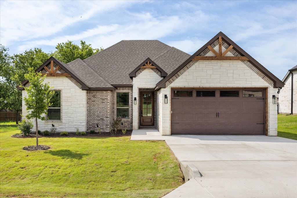 2209 Snake River Drive, Granbury, TX 76048 — photo 1