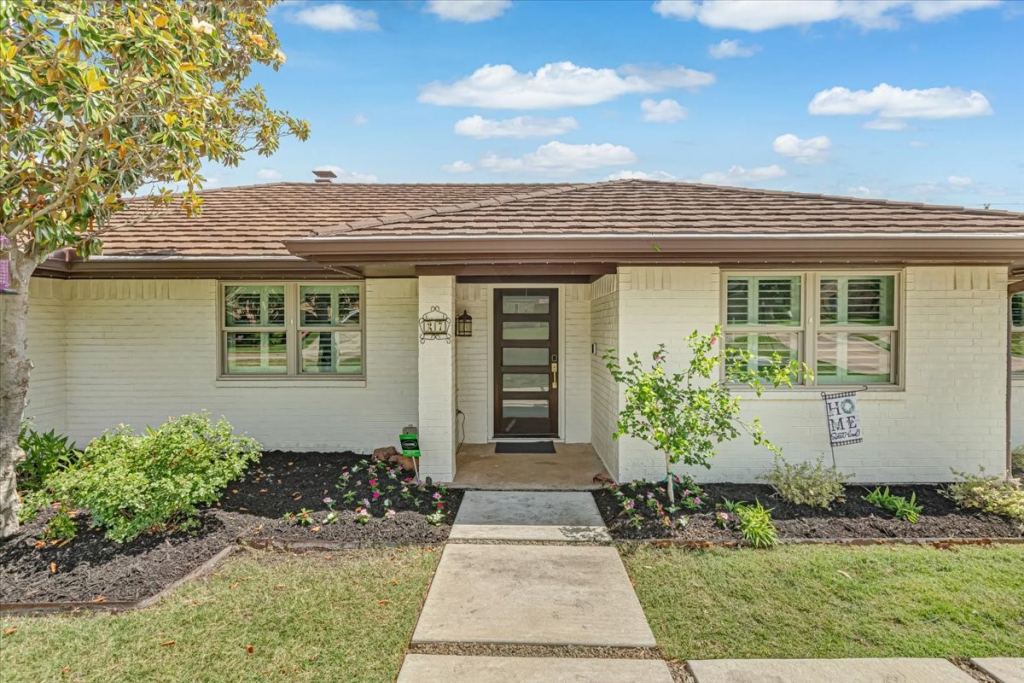 27 Crestwood Drive, Trophy Club, TX 76262 — photo 1