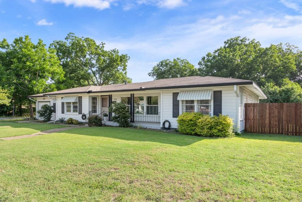 3135 N 27th St, Waco, TX 76708 — photo 1
