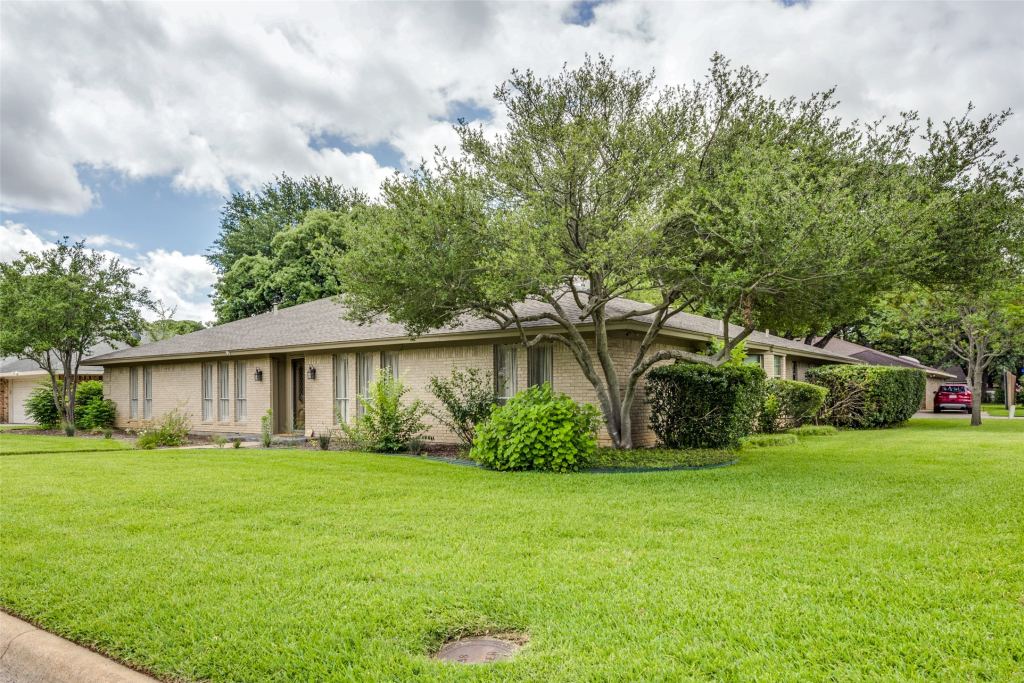 2414 Lakeview Circle