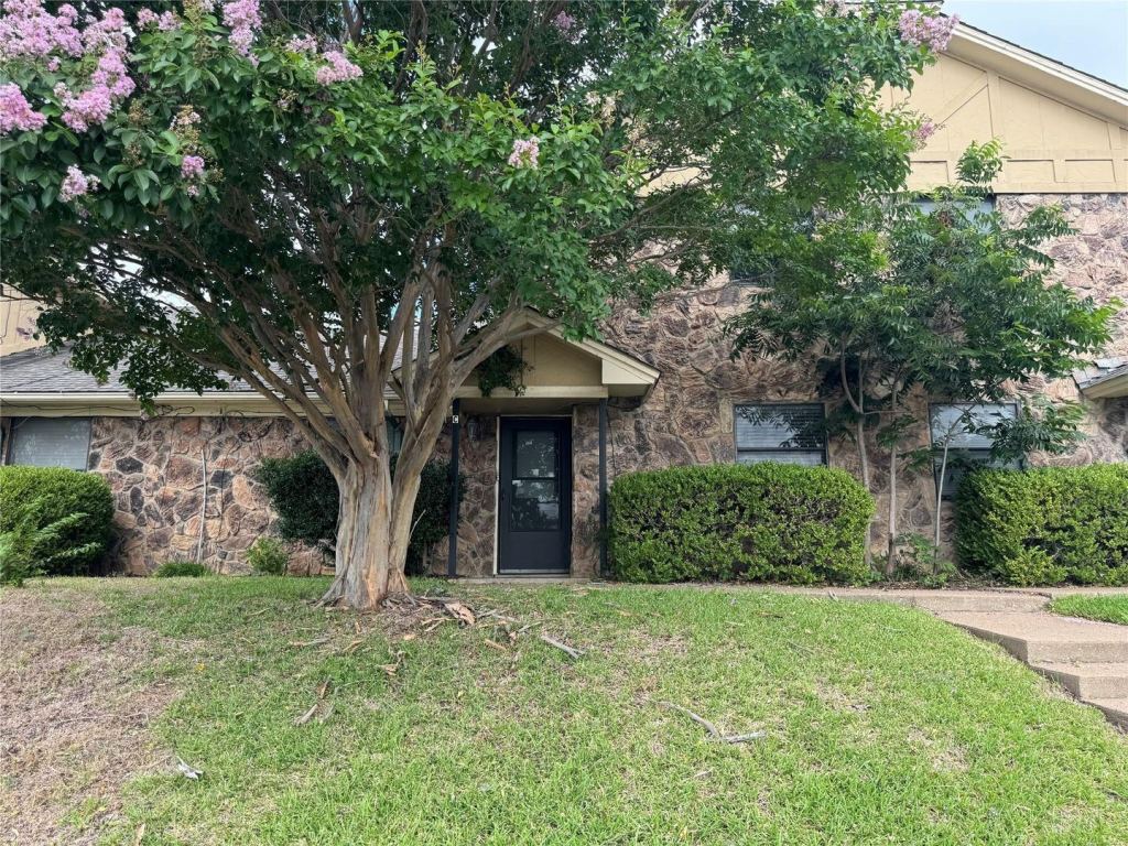 2721 Hurstview Drive D, Hurst, TX 76054 — photo 1