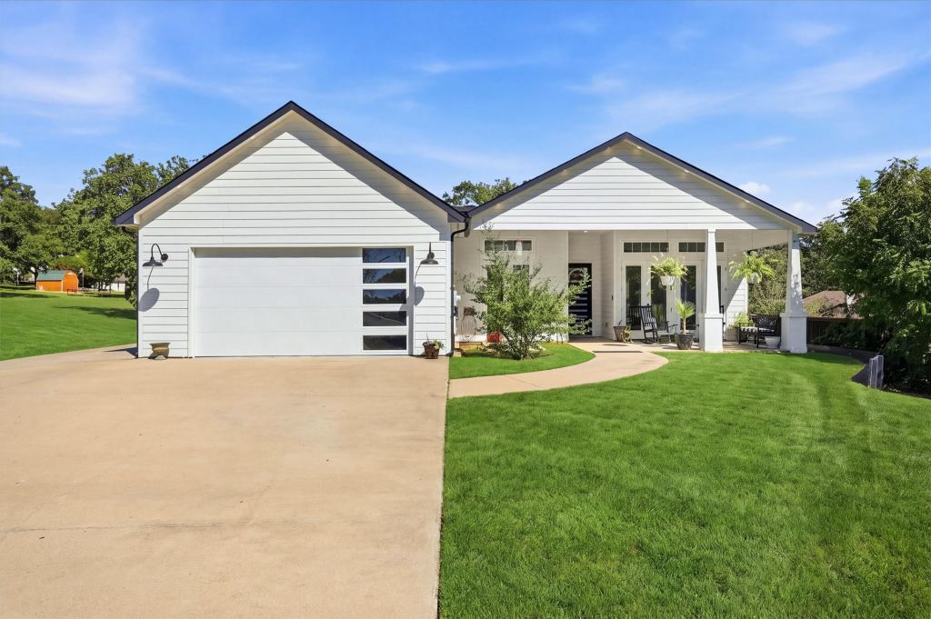 109 Bowie Drive, Lake Kiowa, TX 76240 — photo 1