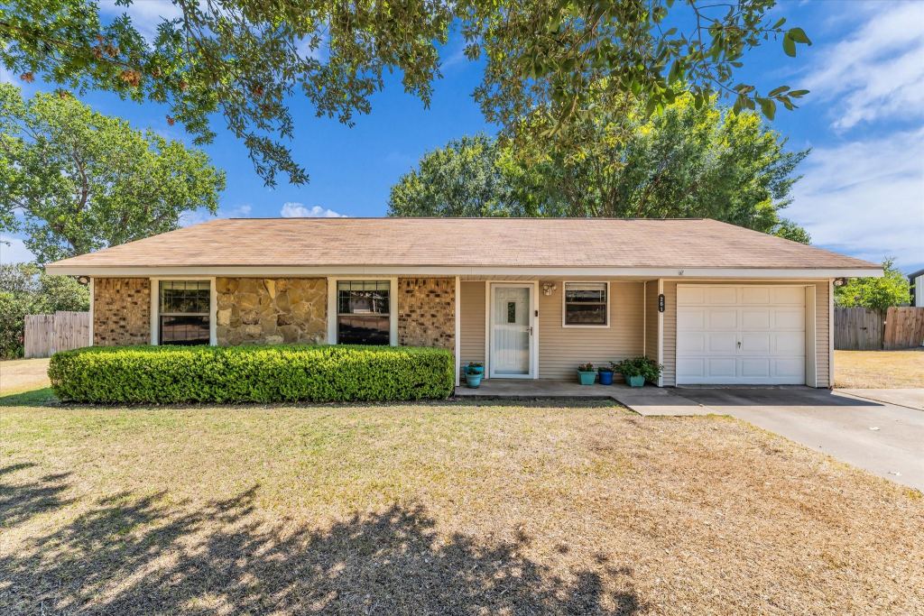 261 Oakview Circle, Waco, TX 76705 — photo 1