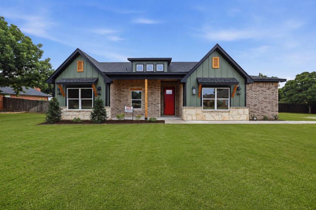 3201 Walnut Creek Parkway, Granbury, TX 76049 — photo 1