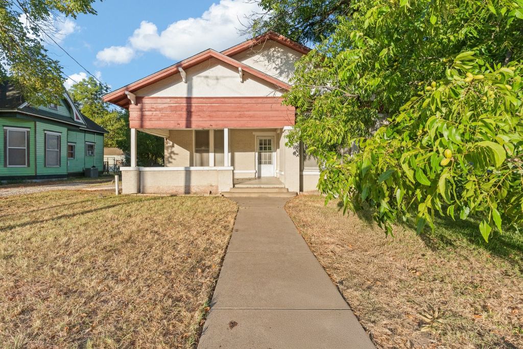 1313 N Robinson Street, Cleburne, TX 76031 — photo 1
