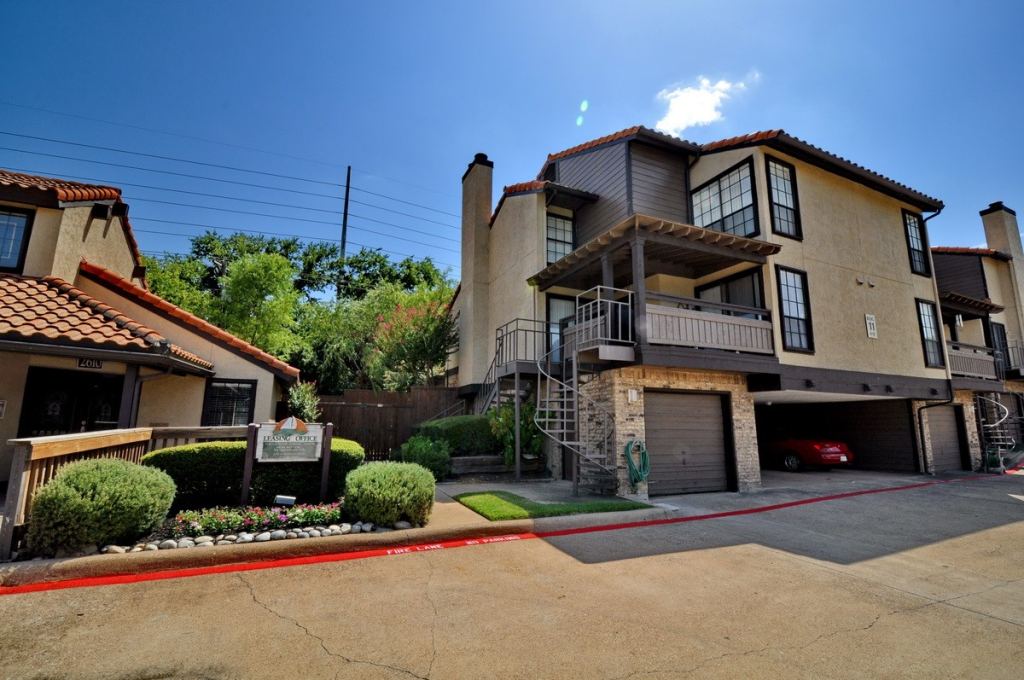 2610 Lakehill Lane 3B, Carrollton, TX 75006 — photo 1