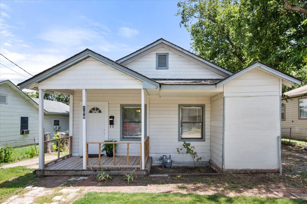 109 E Tyler Street, Ennis, TX 75119 — photo 1