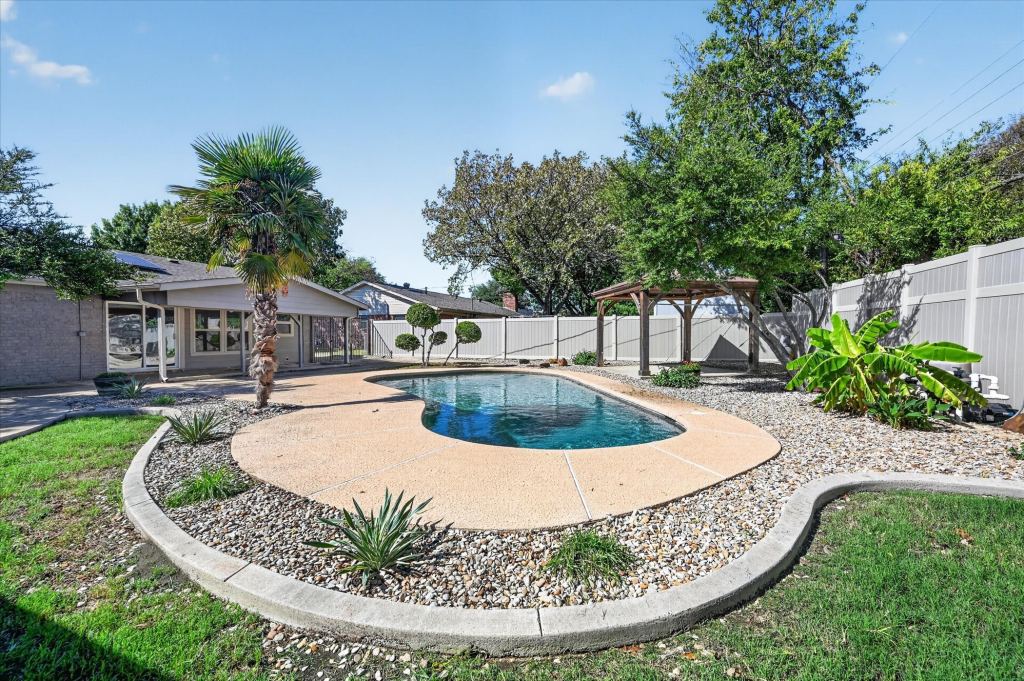 521 E Glendale Street, Crowley, TX 76036 — photo 1