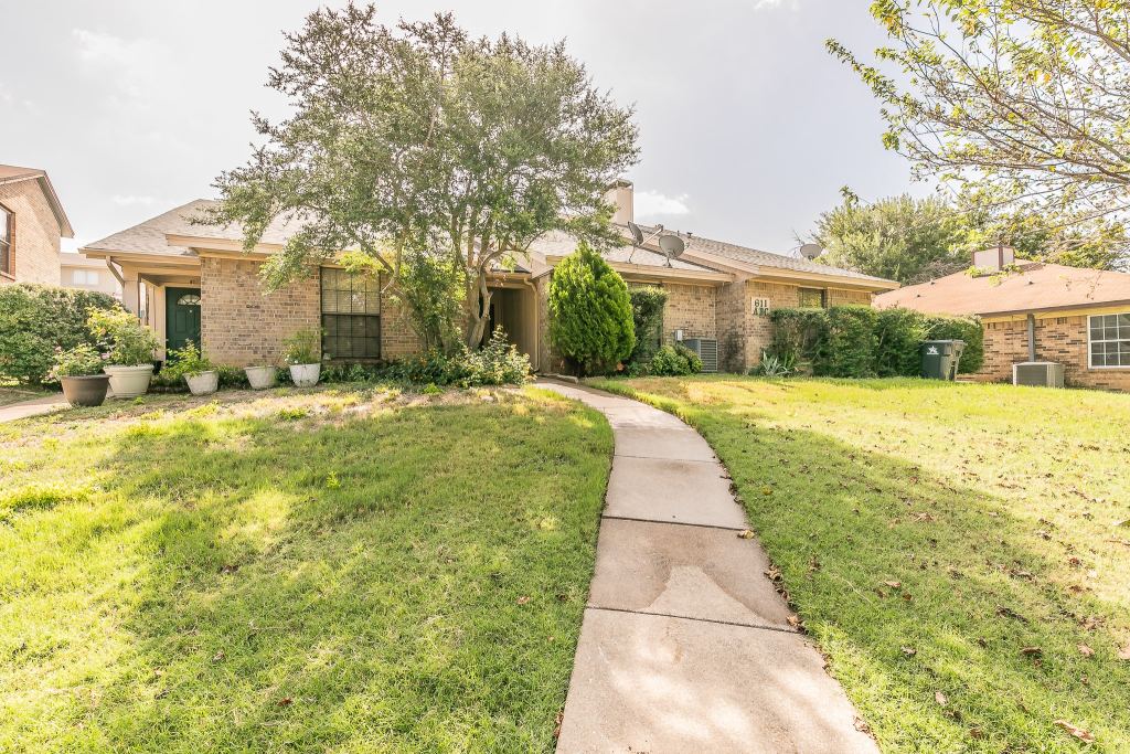 611 Lost Springs Court B, Arlington, TX 76012 — photo 1