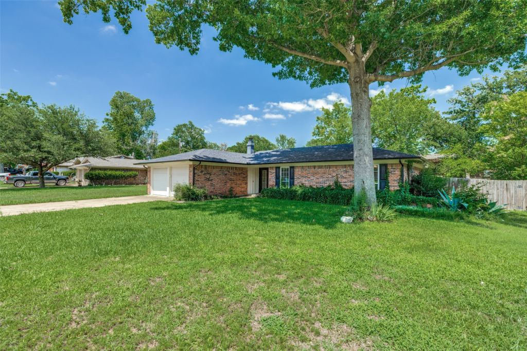 914 S Hyde Park Avenue, Denison, TX 75020 — photo 1