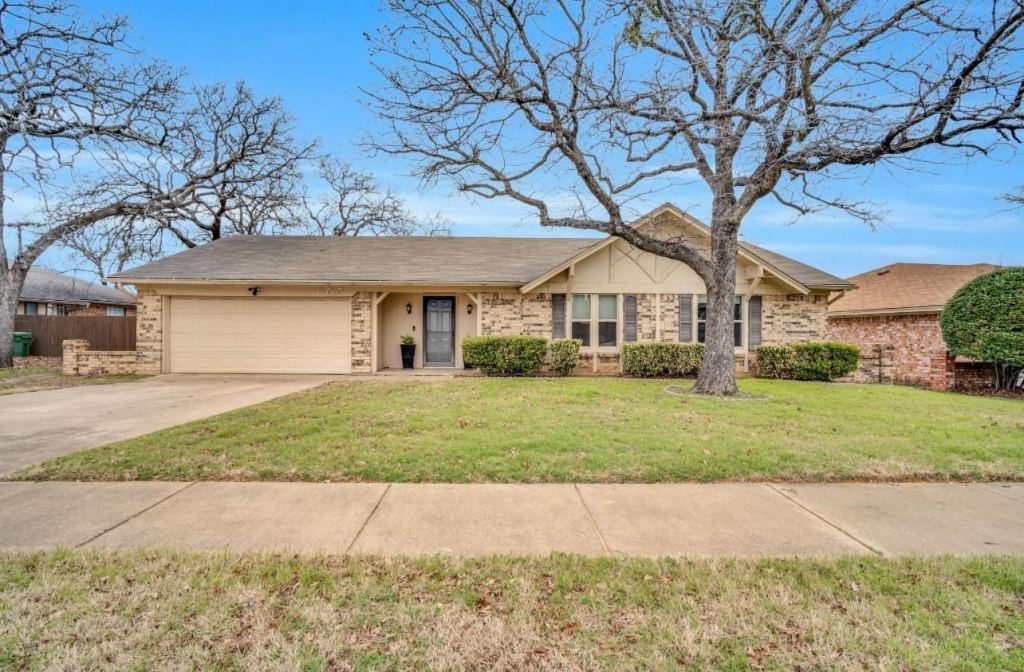 605 Steeplechase Drive, Bedford, TX 76021 — photo 1