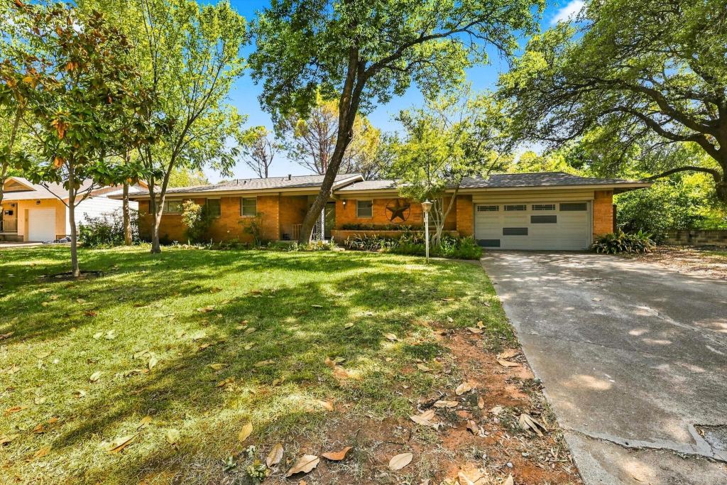 204 University Drive, Arlington, TX 76013 — photo 1