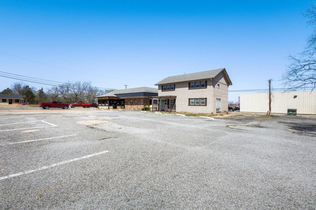 127 W Texas Street, Denison, TX 75021 — photo 1