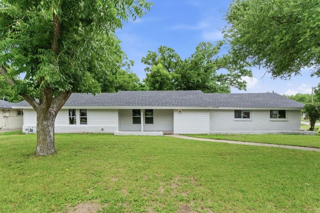 507 Country Club Road, Cleburne, TX 76033 — photo 1