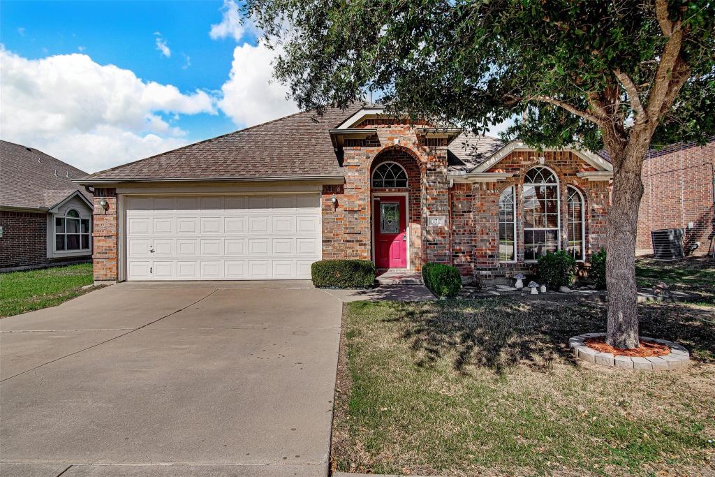 635 Blue Sky Drive, Arlington, TX 76002 — photo 1