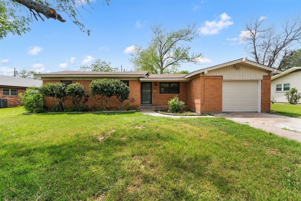 308 Catalina, Woodway, TX 76712 — photo 1